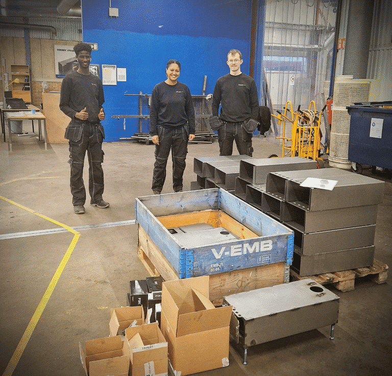 Ugnsmedarbetare i verkstad med ståldelar för plåtarbeten, stålkonstruktioner och metallproduktion.