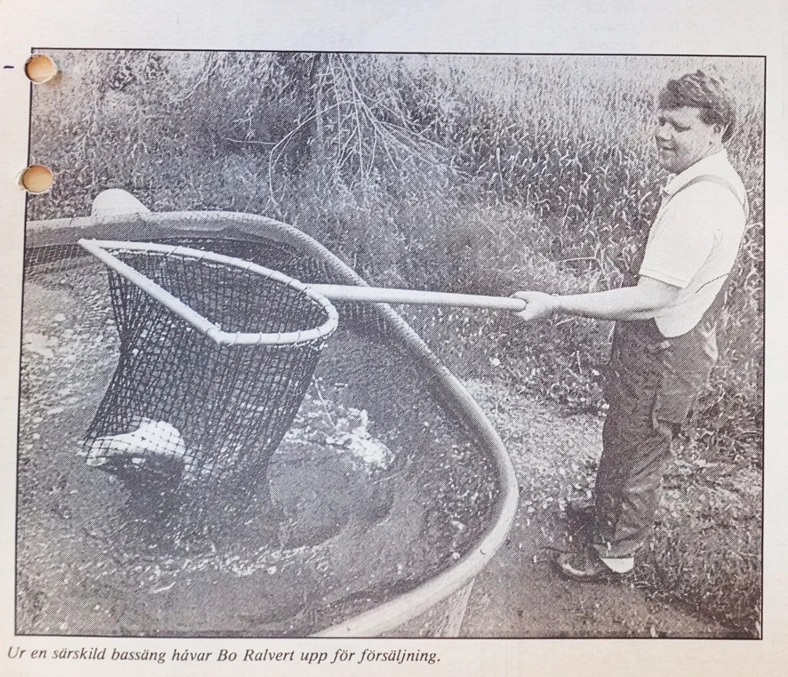 Historisk bild från Almhaga gård där arbete med fisk sker – starten på det som senare blev IS Plåt