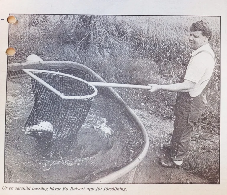 Historisk bild från Almhaga gård där arbete med fisk sker – starten på det som senare blev IS Plåt