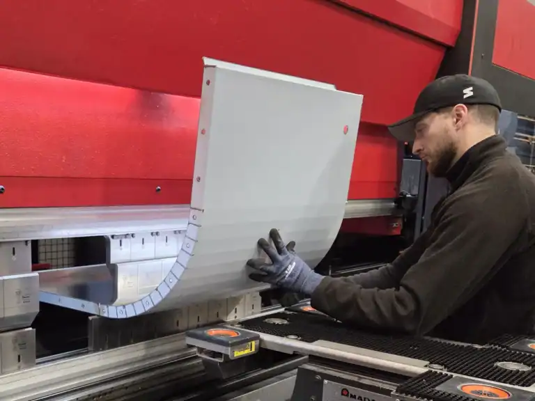 Bockning av plåt i produktion där materialets egenskaper påverkar resultatet