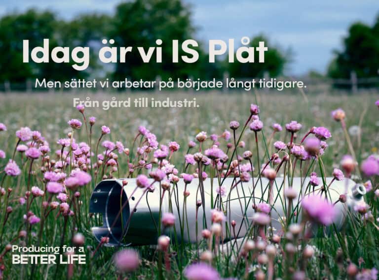 Detaljbild över producerat rör i plåt liggandes bland blommor.